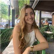 Estudiante universitaria con ganas y entusiasmo de enseñar e impartir sus conocimientos con ilusión tras una experiencia erasmus